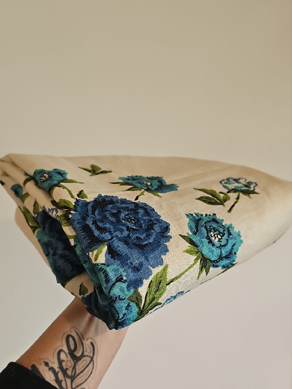 Mcm Floral Tablecloth - Classic Linen-Style Dining Accent - Picture 2 of 7